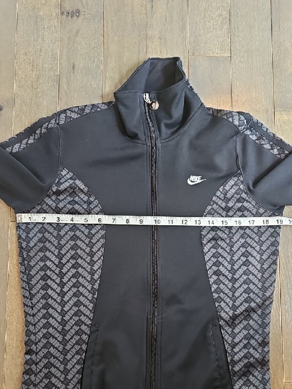 Vintage Nike Women's Black Full-Zip Track Jacket with Gray Pattern, Medium - Picture 8 of 11